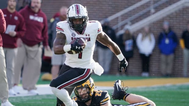 MarShawn Lloyd Running Back South Carolina Gamecocks - 2021 contest at Missouri - linebacker Blaze Aldredge for Missouri